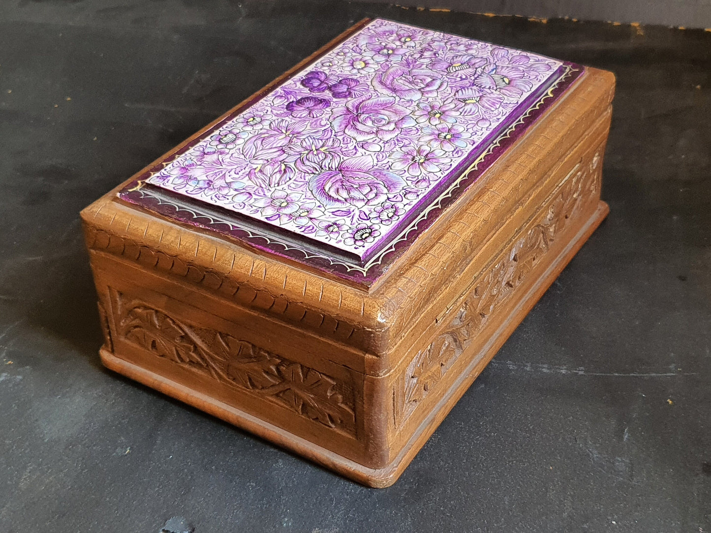 Wooden box for personalized jewellery storage with secret slider-
