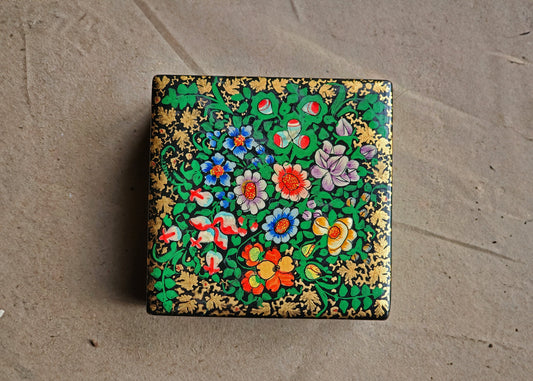 Hand-Painted Small Jewelry Storage Box – A Unique Blend of Craftsmanship and Romance.