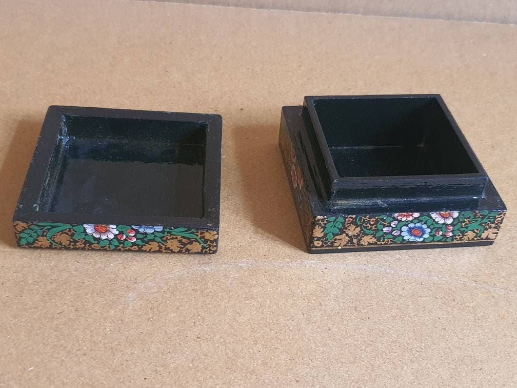 Hand-Painted Small Jewelry Storage Box – A Unique Blend of Craftsmanship and Romance.