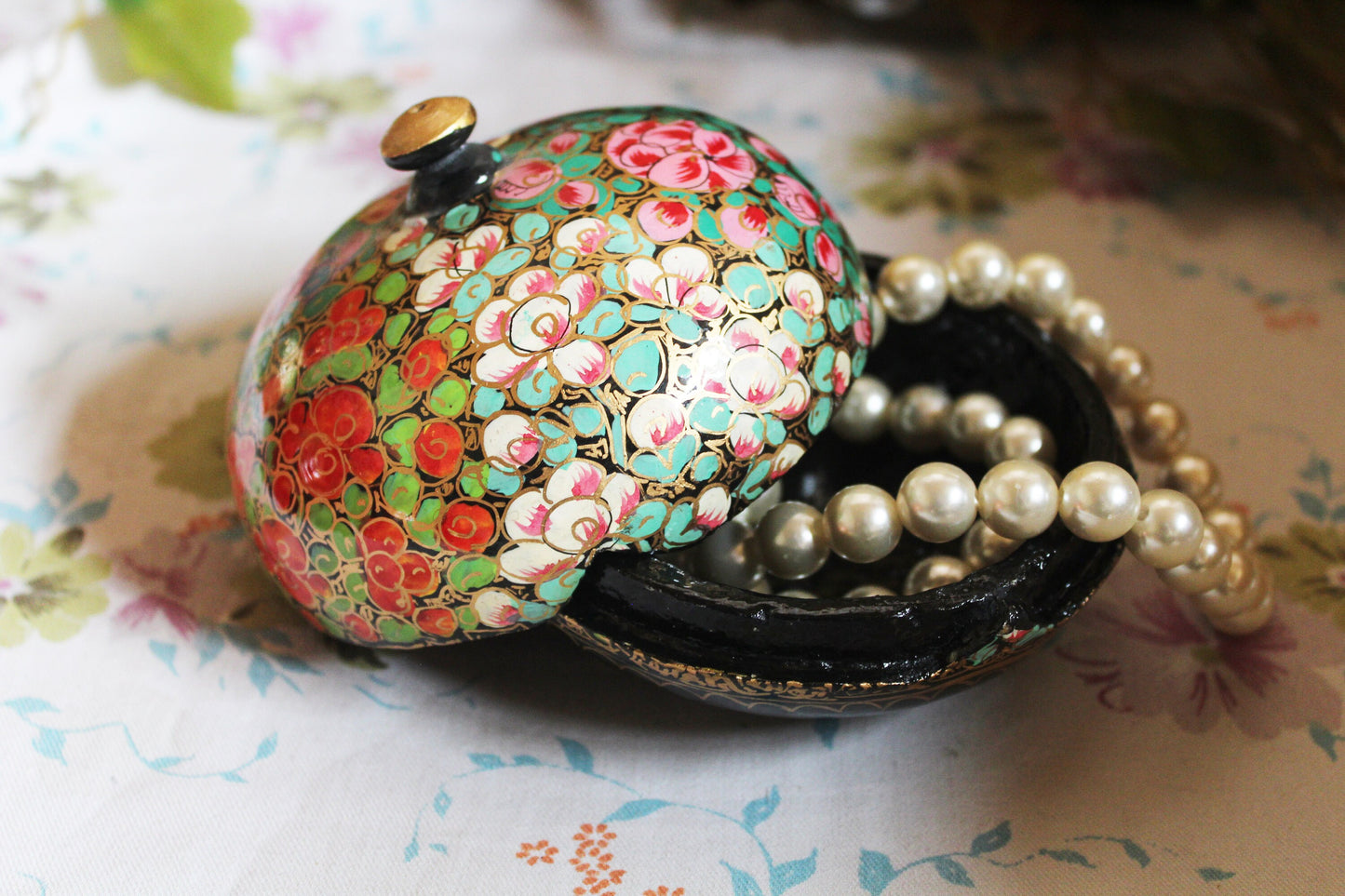 Handcrafted Kashmiri Paper Mache Boxes: Exquisite Artistry from India.