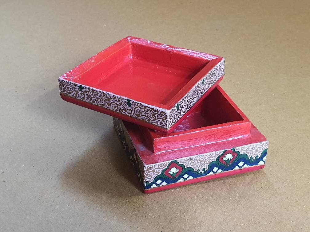 Hand-Painted Small Jewelry Storage Box – A Unique Blend of Craftsmanship and Romance.