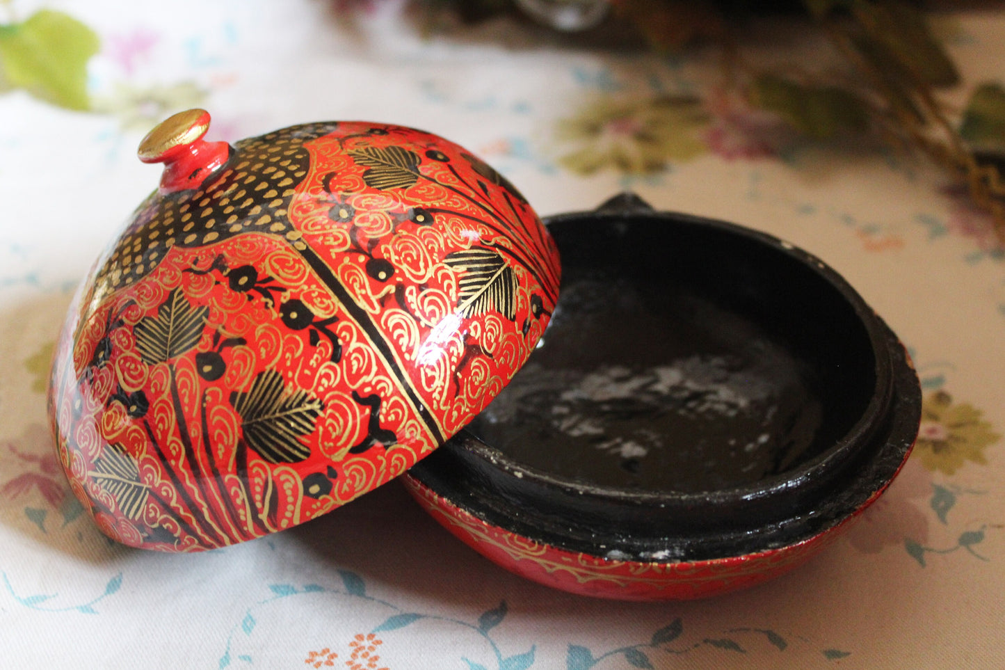 Handcrafted Kashmiri Paper Mache Boxes: Exquisite Artistry from India.