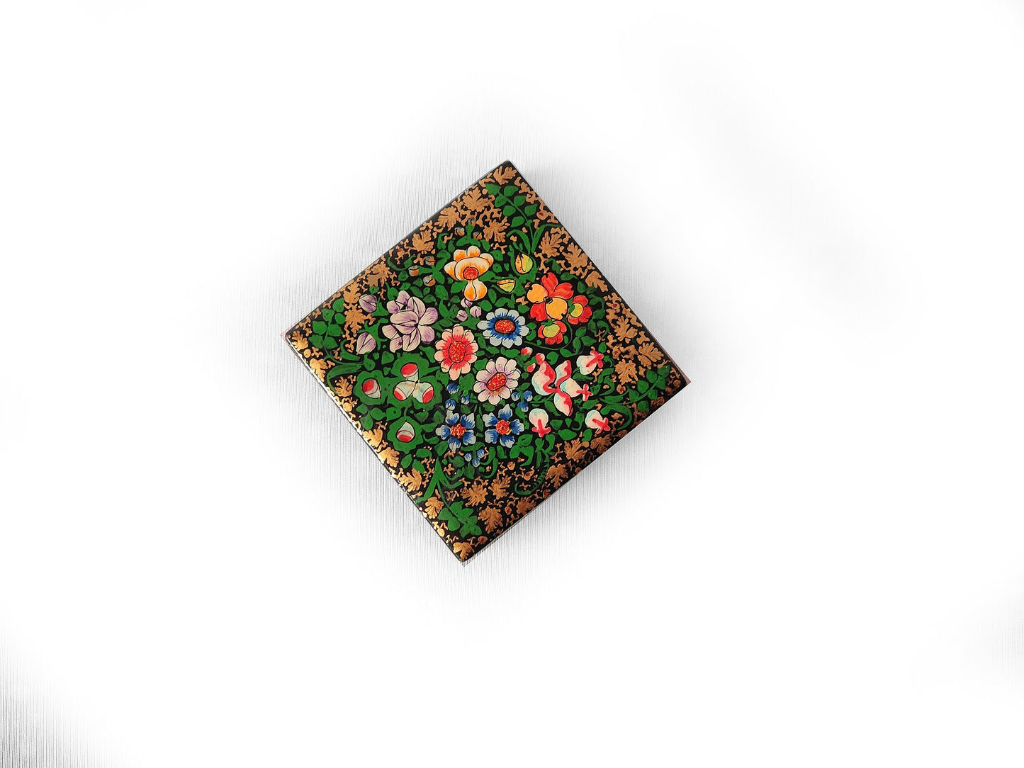 Hand-Painted Small Jewelry Storage Box – A Unique Blend of Craftsmanship and Romance.