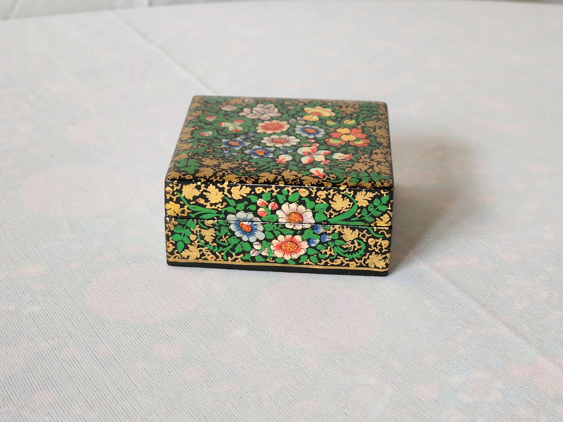 Hand-Painted Small Jewelry Storage Box – A Unique Blend of Craftsmanship and Romance.