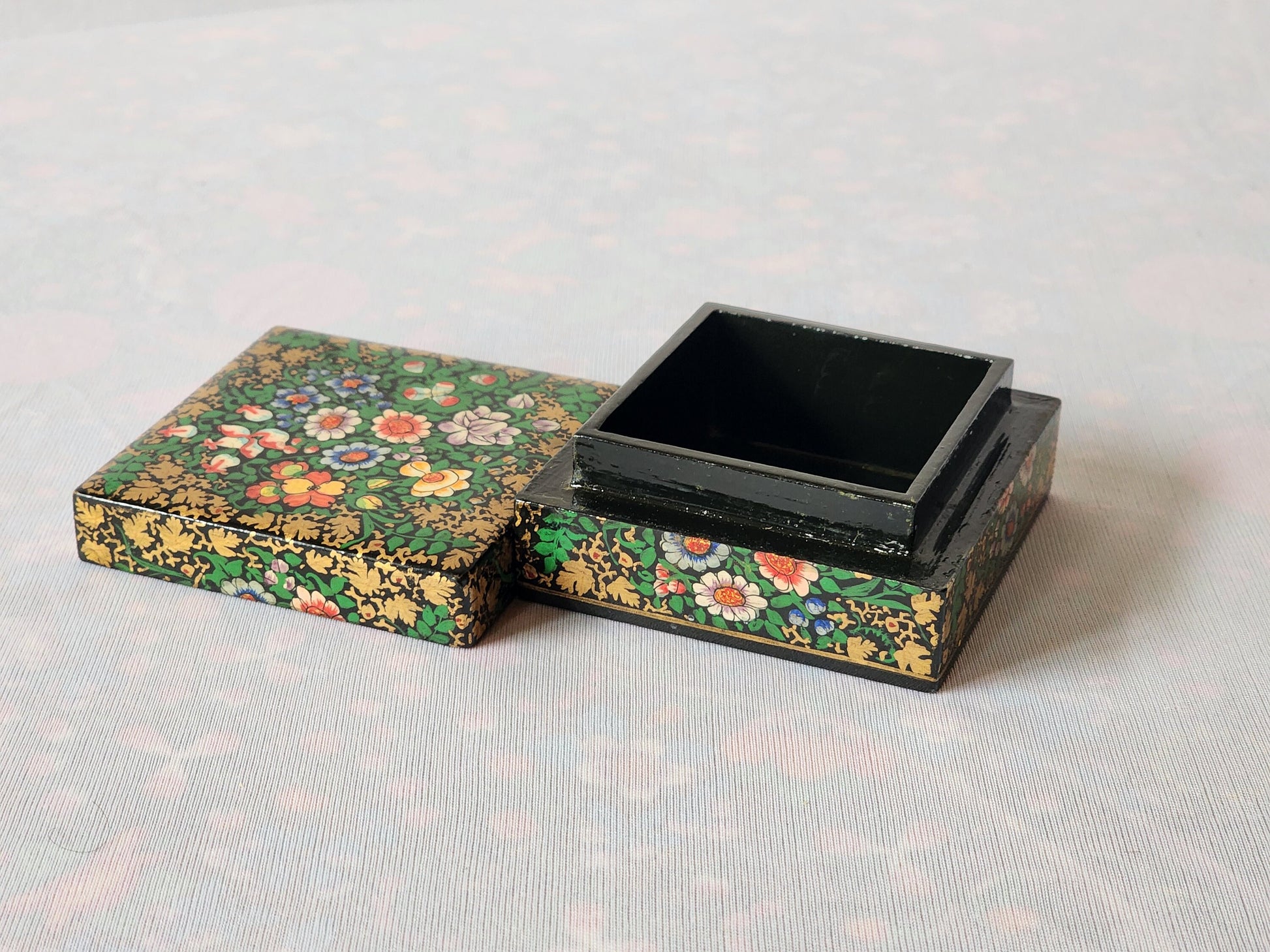 Hand-Painted Small Jewelry Storage Box – A Unique Blend of Craftsmanship and Romance.