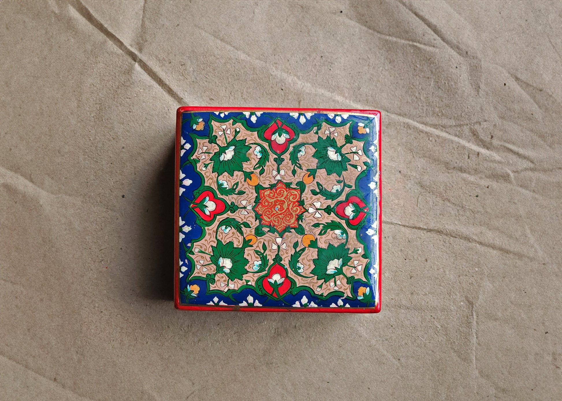 Hand-Painted Small Jewelry Storage Box – A Unique Blend of Craftsmanship and Romance.