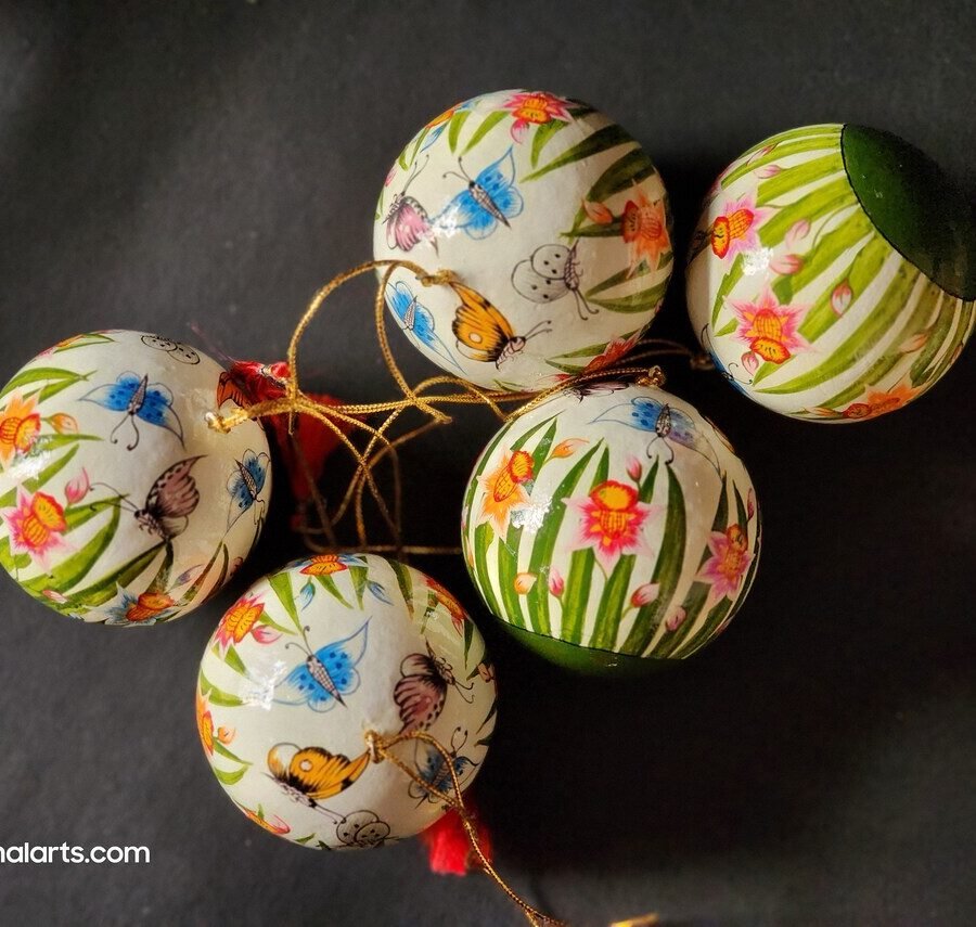 Bridal
party decor baubles lacquered paper mache Kashmir-