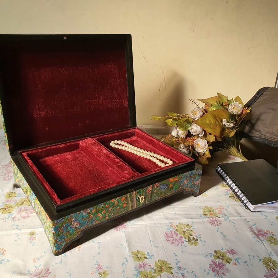 Wedding
antique jewelry box with lock, Flower and bird theme jewelry box, Wooden Real
gold painted trunk-