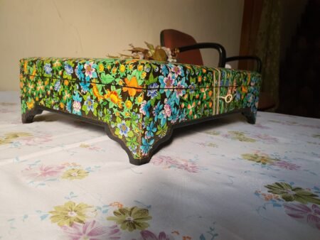 Wedding
antique jewelry box with lock, Flower and bird theme jewelry box, Wooden Real
gold painted trunk-