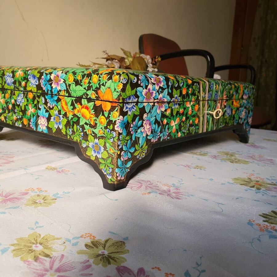 Wedding
antique jewelry box with lock, Flower and bird theme jewelry box, Wooden Real
gold painted trunk-