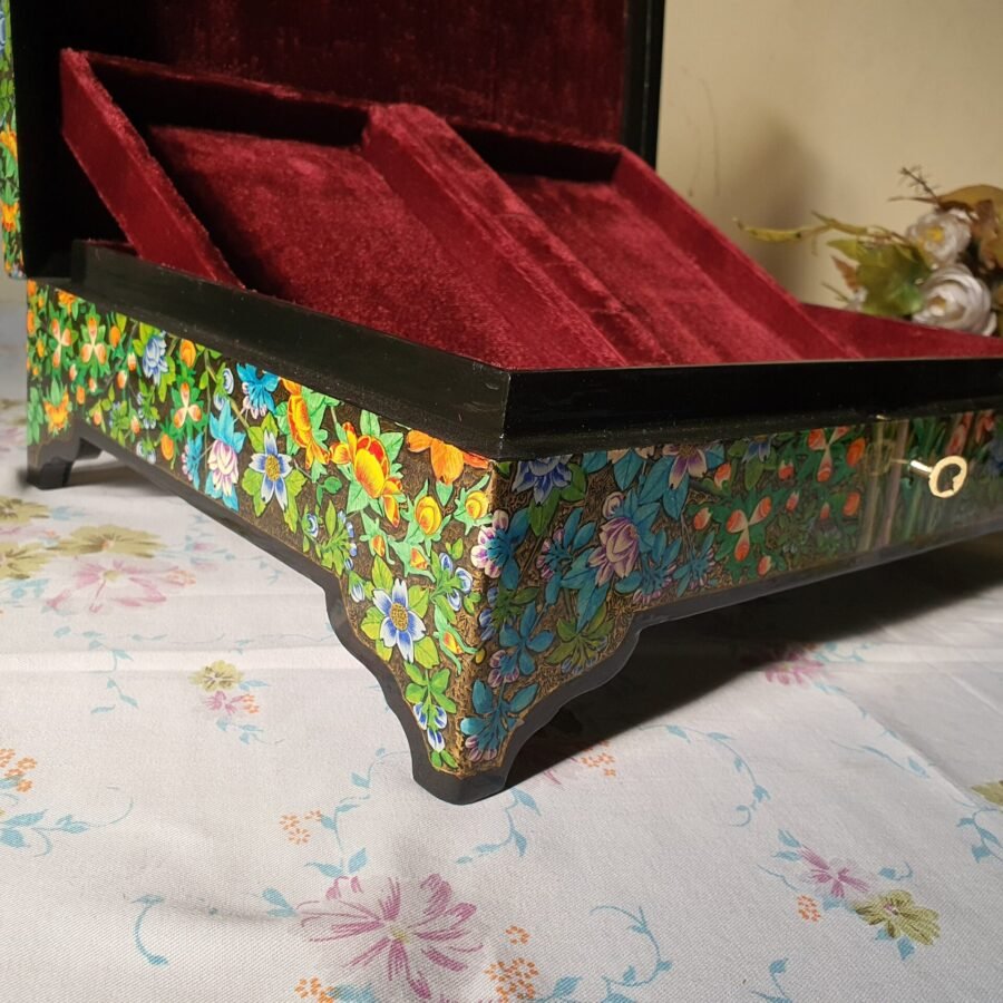 Wedding
antique jewelry box with lock, Flower and bird theme jewelry box, Wooden Real
gold painted trunk-