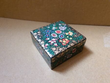 Hand-Painted
box for gold jewellery – A Unique Blend of Craftsmanship and Romance.