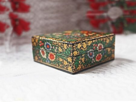 Hand-Painted
box for gold jewellery – A Unique Blend of Craftsmanship and Romance.