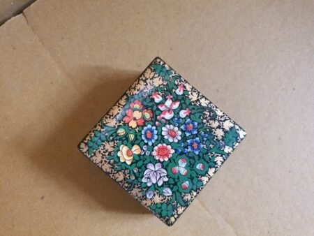 Hand-Painted
box for gold jewellery – A Unique Blend of Craftsmanship and Romance.