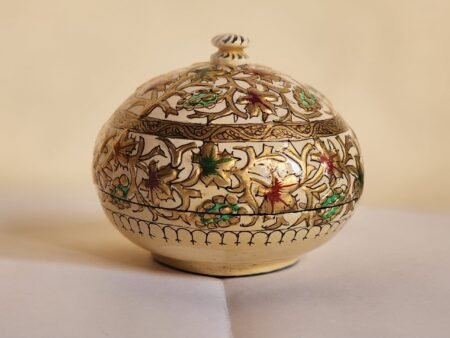 Mid
century engagement ring box : Kashmiri paper mache chinar embossed-
