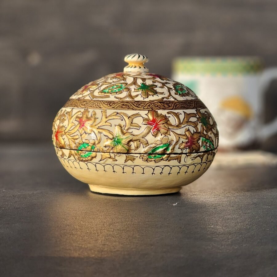 Mid
century engagement ring box : Kashmiri paper mache chinar embossed-