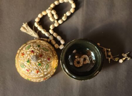 Mid
century engagement ring box : Kashmiri paper mache chinar embossed-