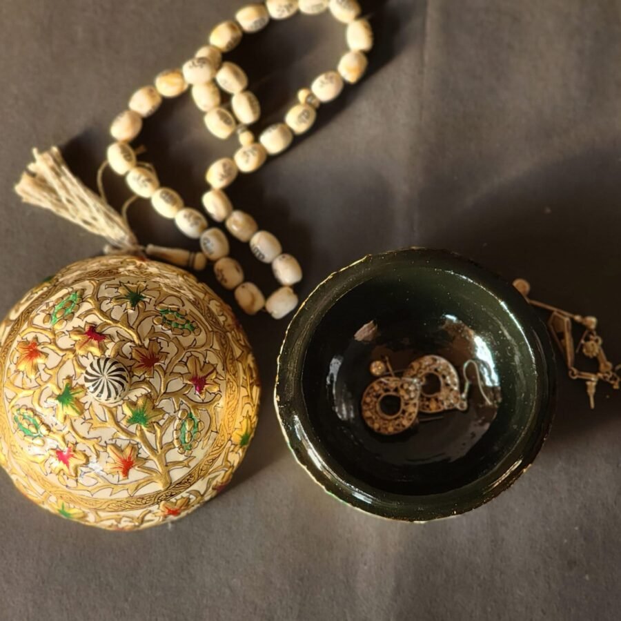 Mid
century engagement ring box : Kashmiri paper mache chinar embossed-