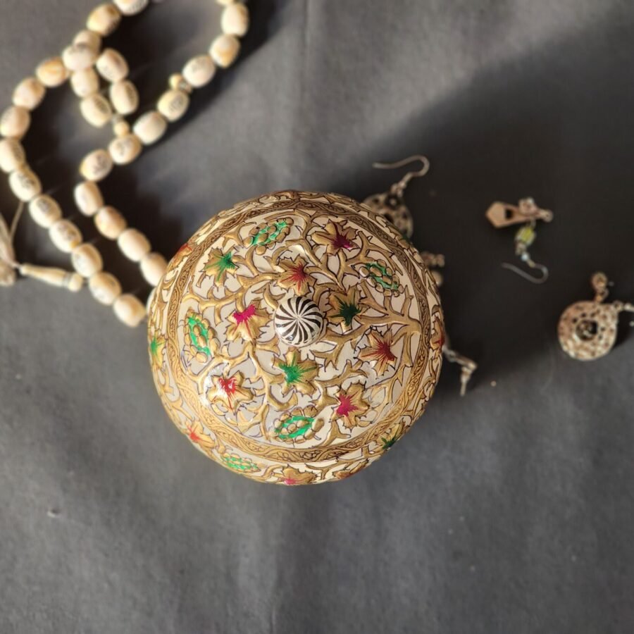 Mid
century engagement ring box : Kashmiri paper mache chinar embossed-