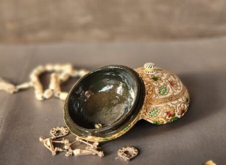 Mid
century engagement ring box : Kashmiri paper mache chinar embossed-