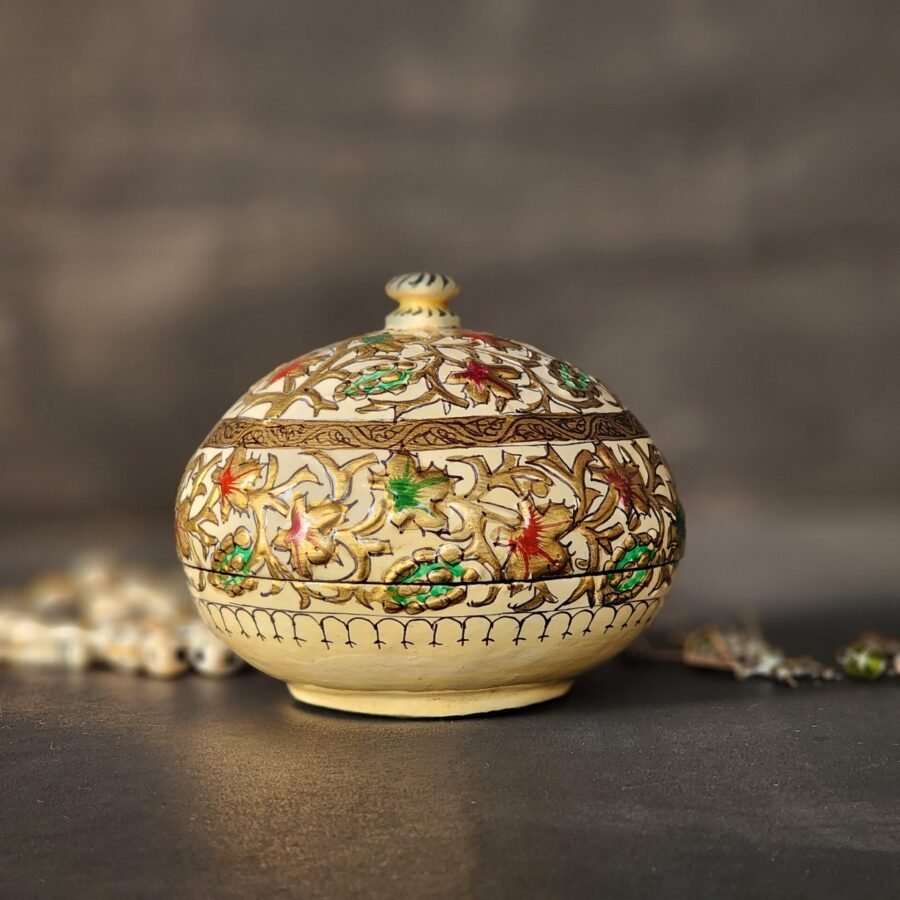 Mid
century engagement ring box : Kashmiri paper mache chinar embossed-