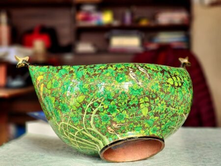 Handcrafted
Brass and Paper Mache Fruit Bowl - Timeless Artistry