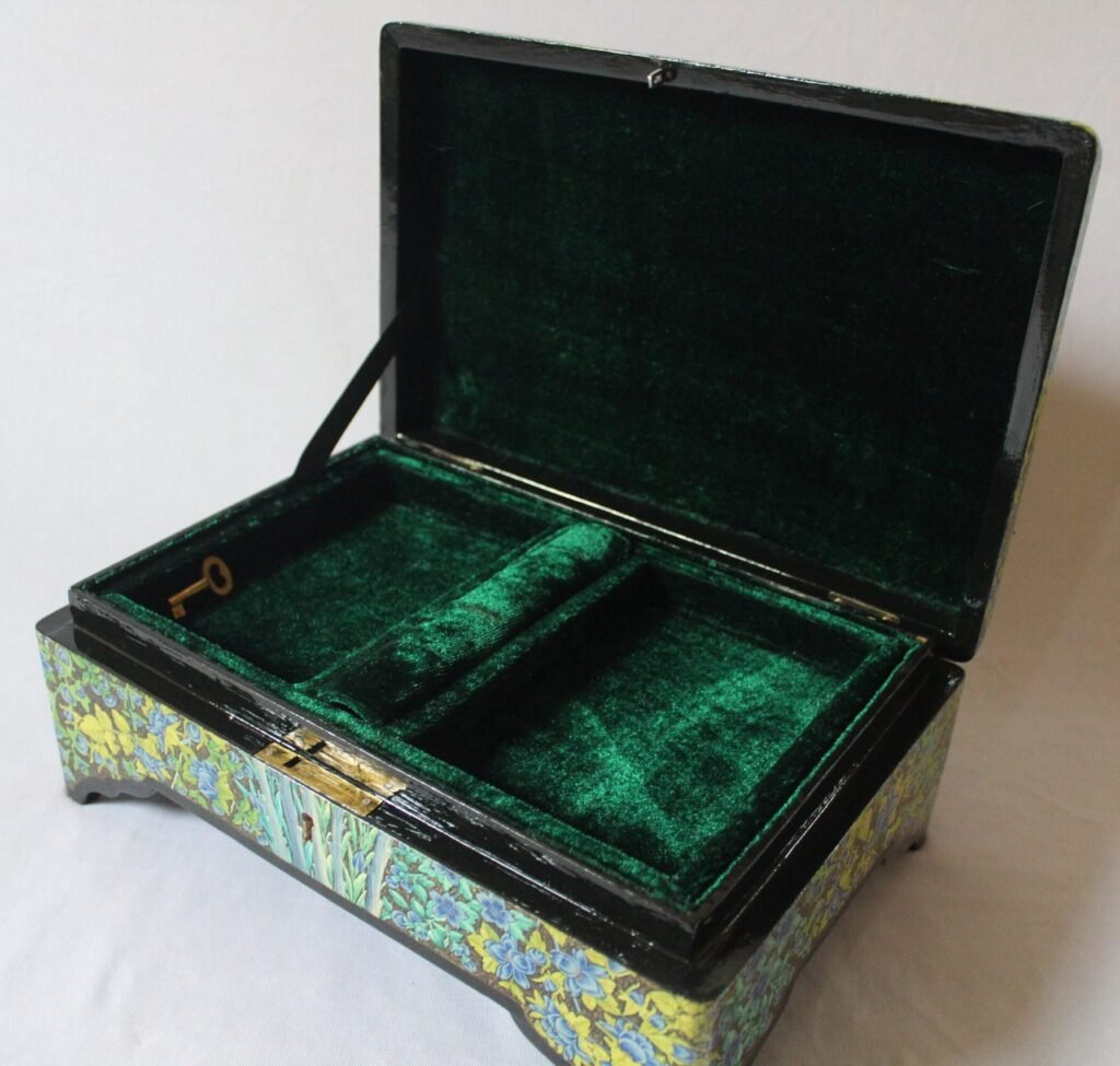 Handmade
  Mughal Arts Trinket Boxes for Girls