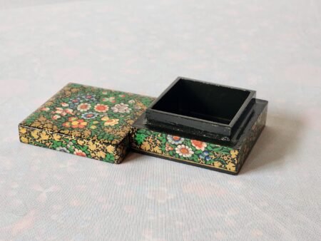Hand-Painted
box for gold jewellery – A Unique Blend of Craftsmanship and Romance.