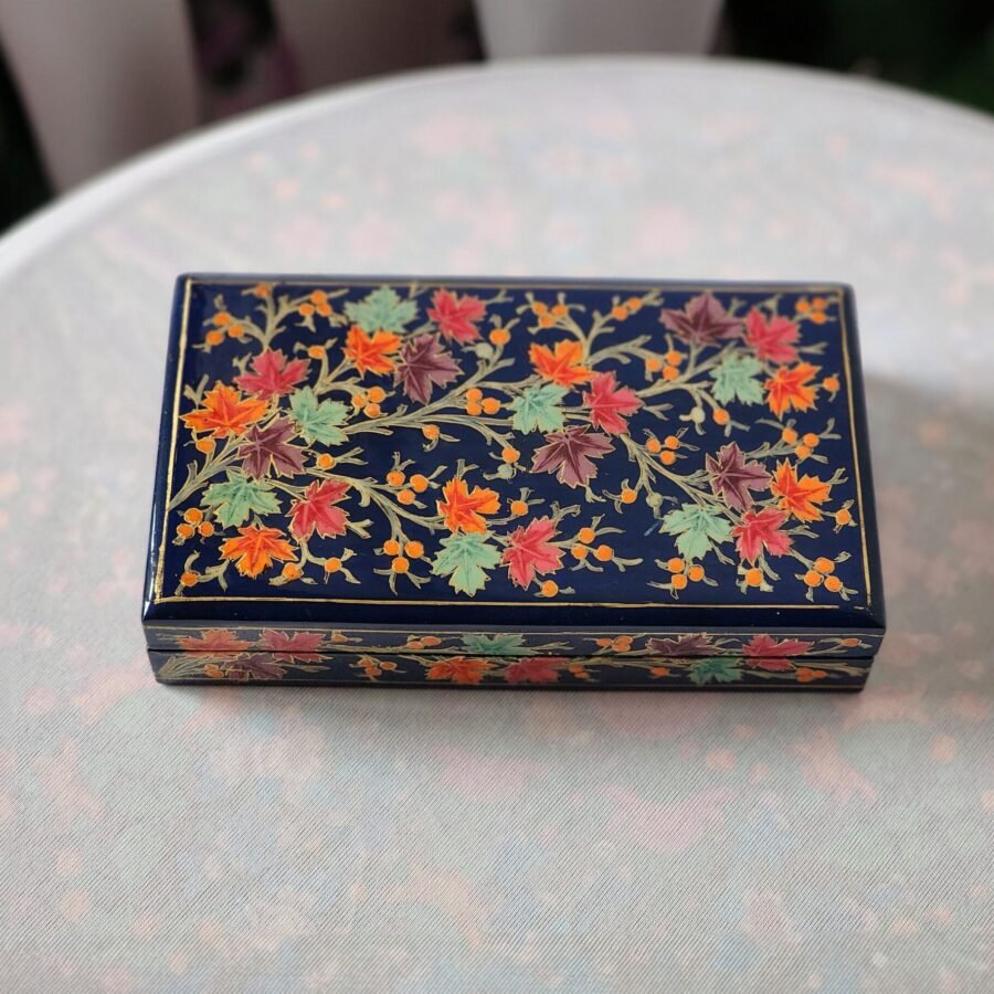 Hand-Painted
earrings set box: A Timeless Treasure for Precious Moments