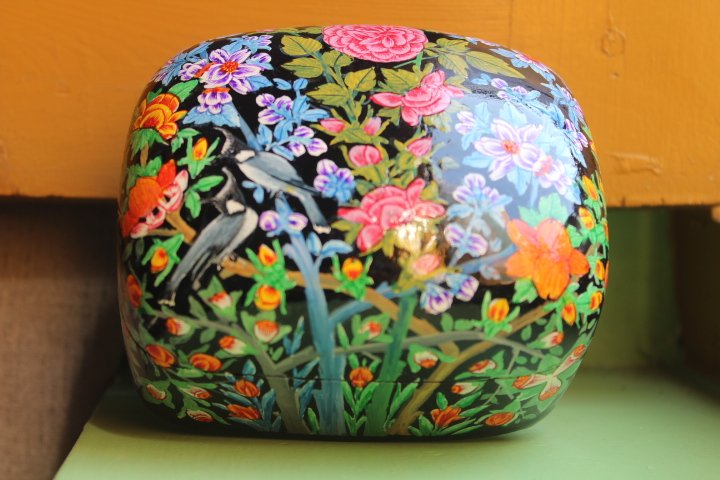 Shabe Gul e Wilayat Papier Mache Box - Nightingale art on a black base - Image 2