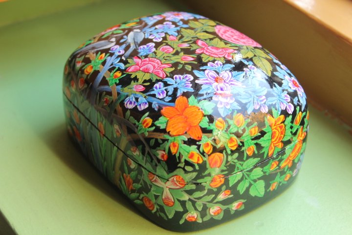 Shabe Gul e Wilayat Papier Mache Box - Nightingale art on a black base - Image 3