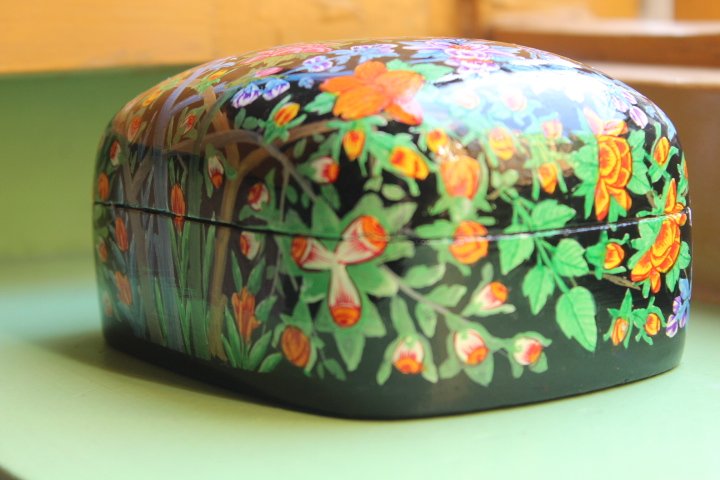 Shabe Gul e Wilayat Papier Mache Box - Nightingale art on a black base - Image 4