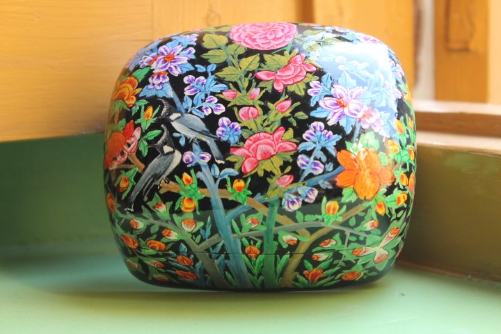 Shabe Gul e Wilayat Papier Mache Box - Nightingale art on a black base - Image 5