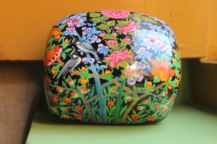 Shabe Gul e Wilayat Papier Mache Box - Nightingale art on a black base - Image 6