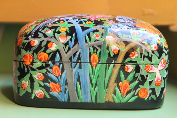 Shabe Gul e Wilayat Papier Mache Box - Nightingale art on a black base - Image 7