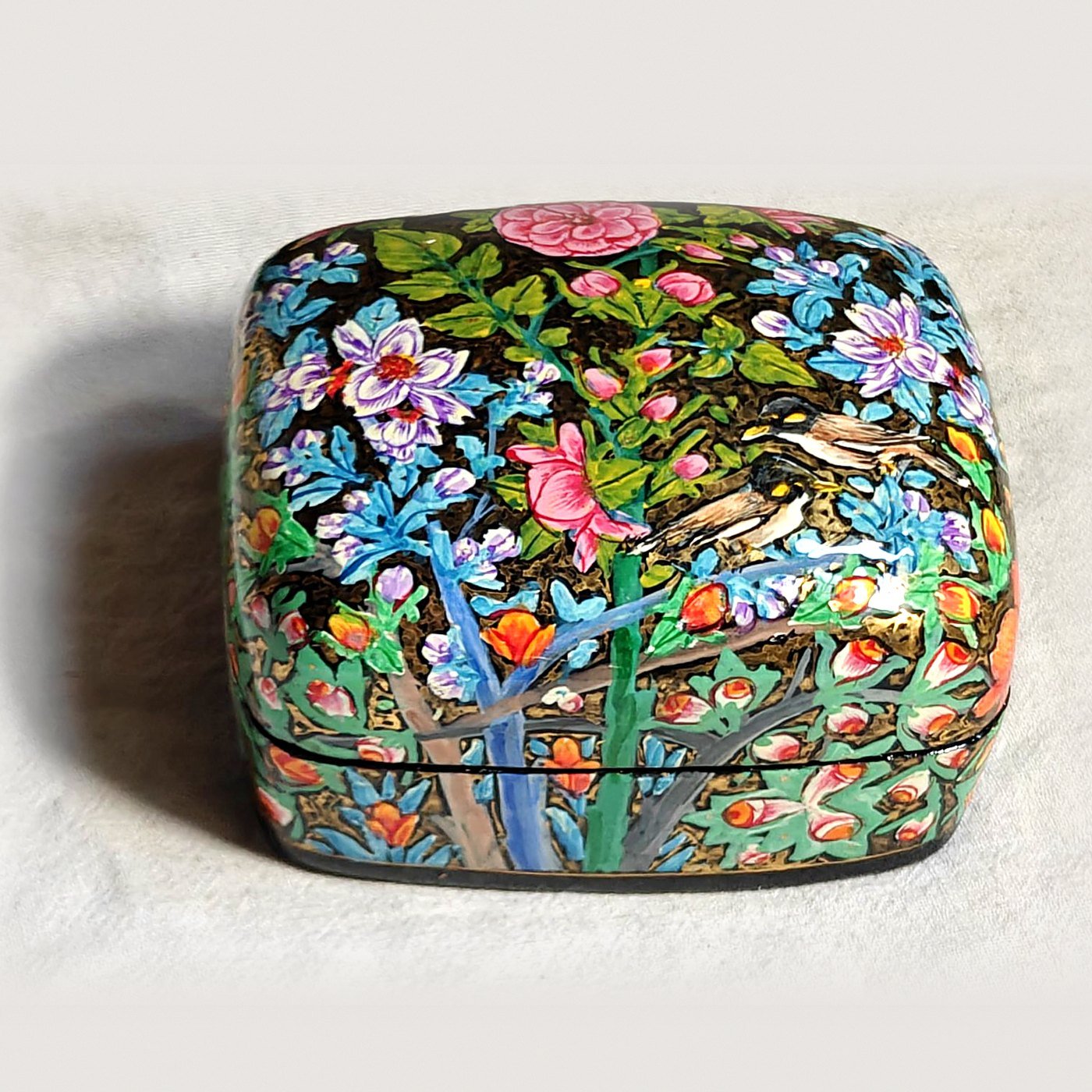Myna bird papier mache box, Rose Garden No. 2, hand-painted with a pair of mynas and real 24K gold strokes, with the lid on